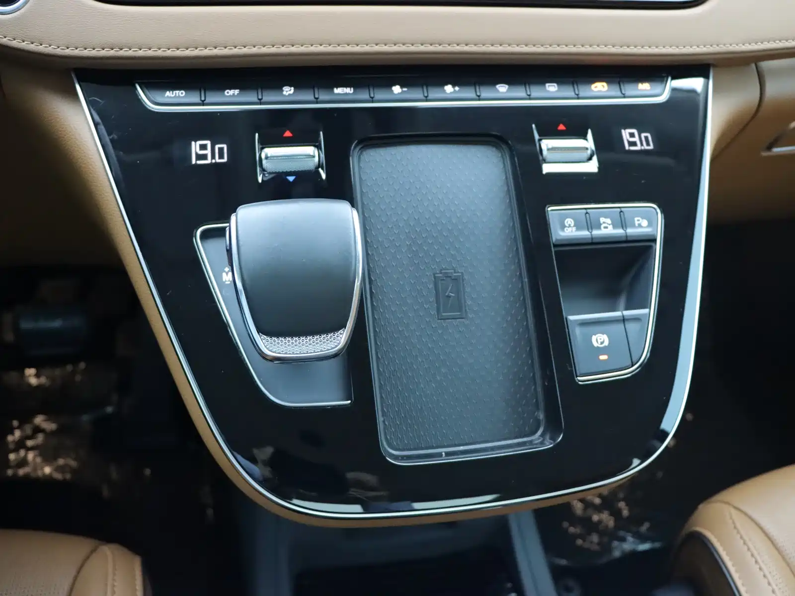 Photo 23 - Hongqi HQ9