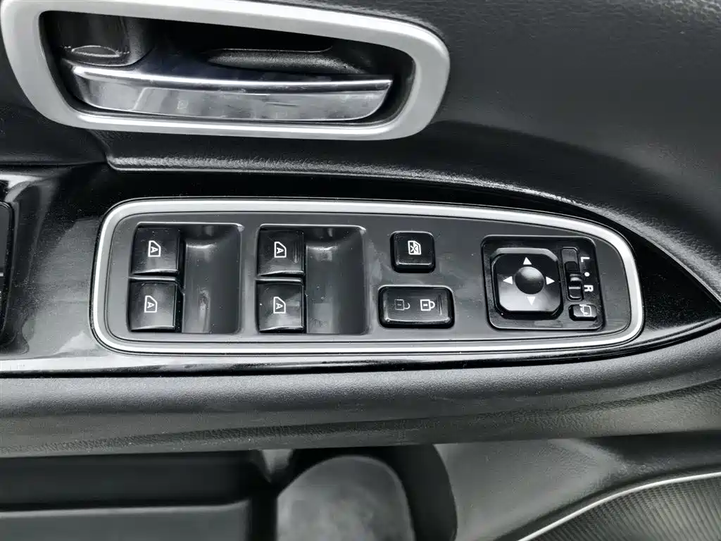 Mitsubishi Outlander 2019 2.4L 4WD Deluxe Edition 5-seater China V фото 9