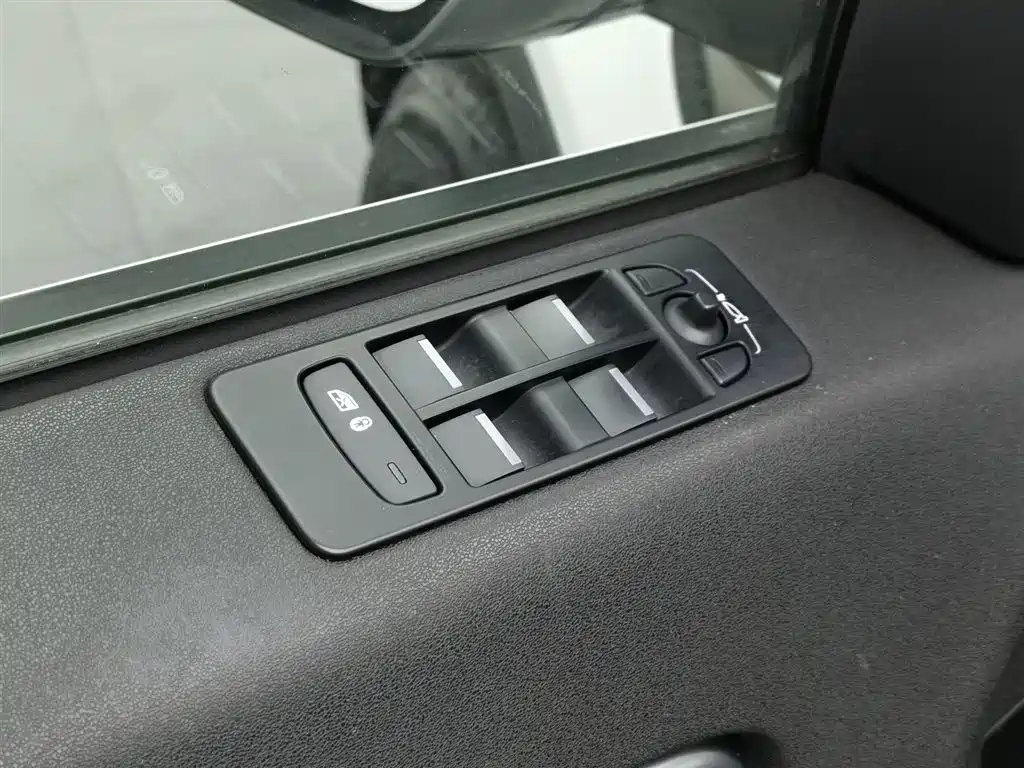 Land Rover Discovery Sport 2017 2.0T SE фото 9