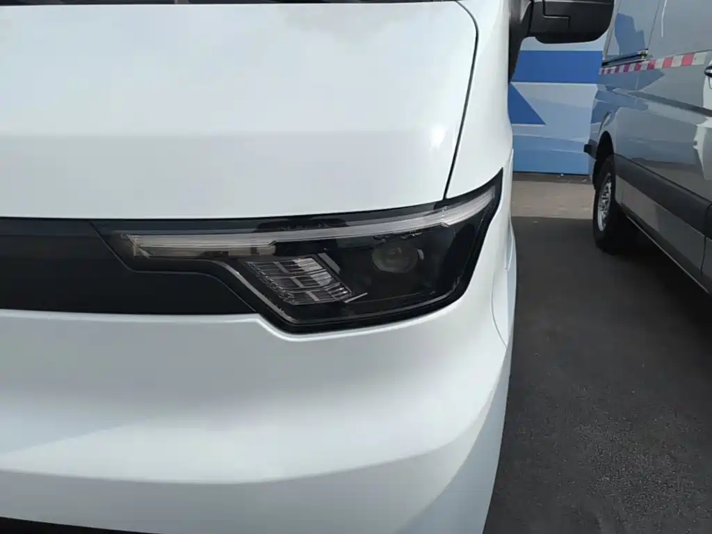 Jiangling E-Fushun 2025 2025 Clear Window Version 53.58kWh Medium Wheelbase Medium Roof