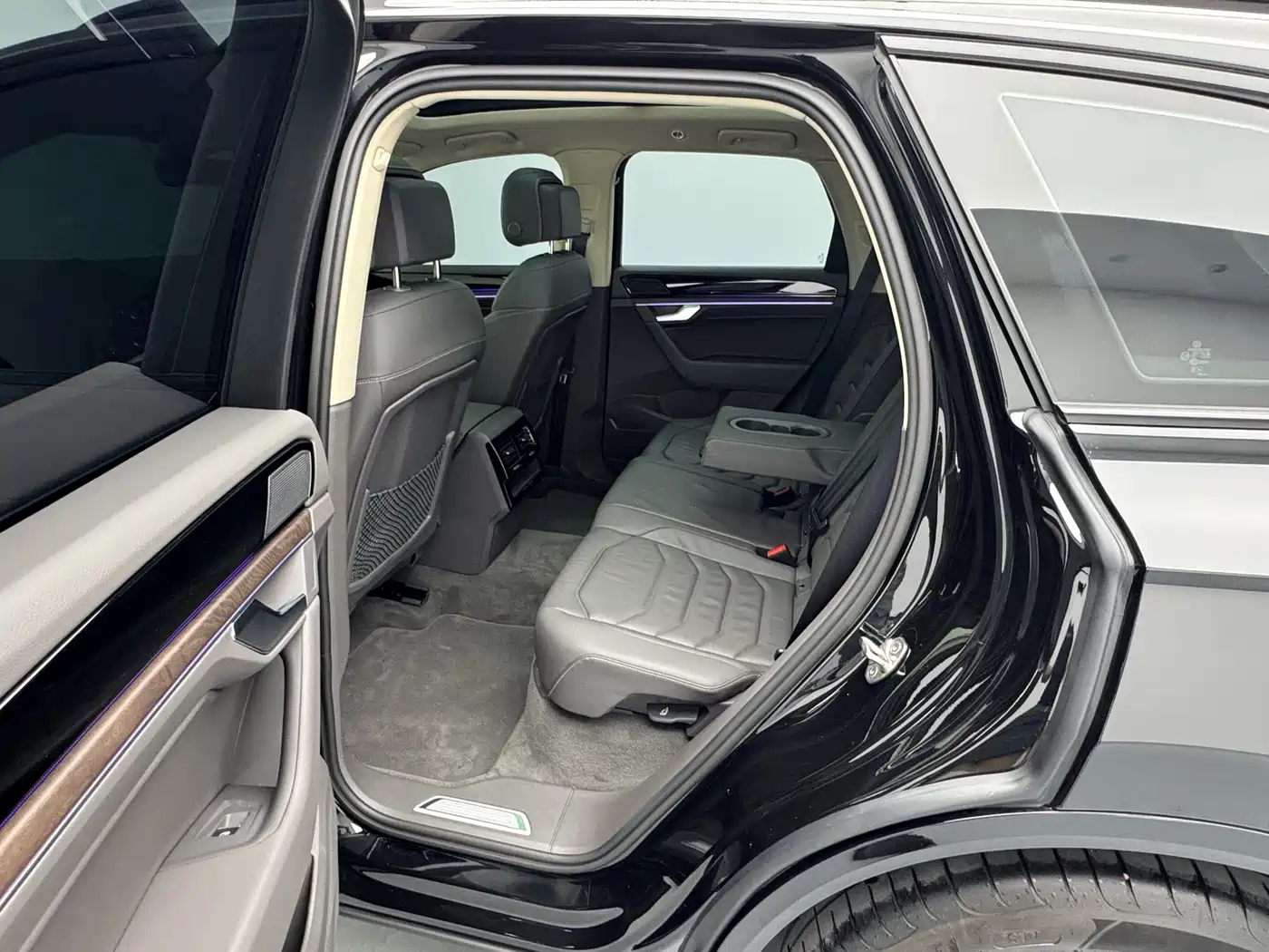 Volkswagen Touareg 2026 2023 3.0TSI R-Line Black Sports Package