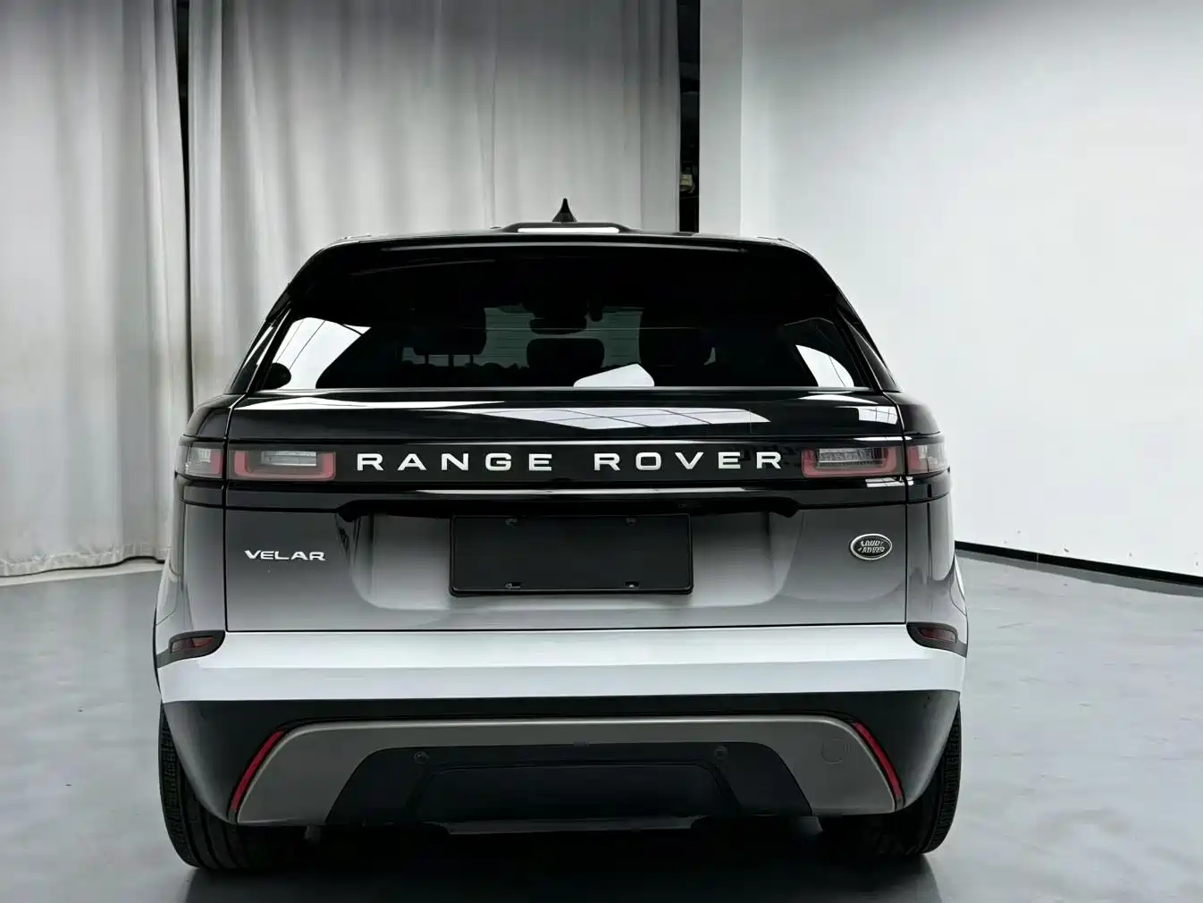 Photo 10 - Land Rover Range Rover Velar