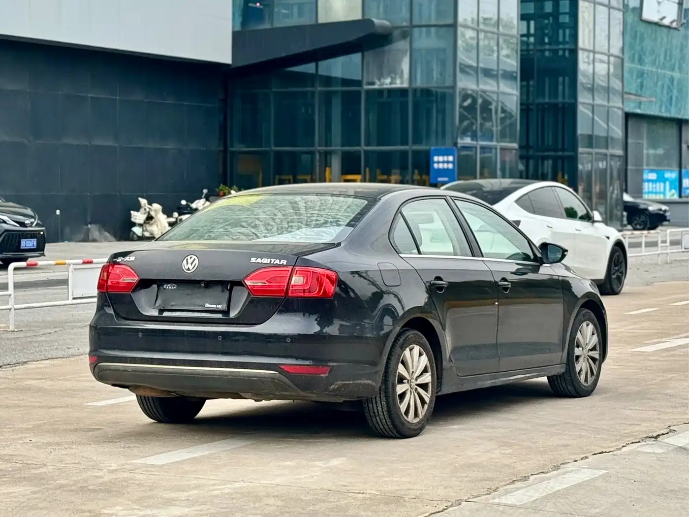 Volkswagen Sagitar 2014 Facelift 1.6L Automatic Comfort фото 4