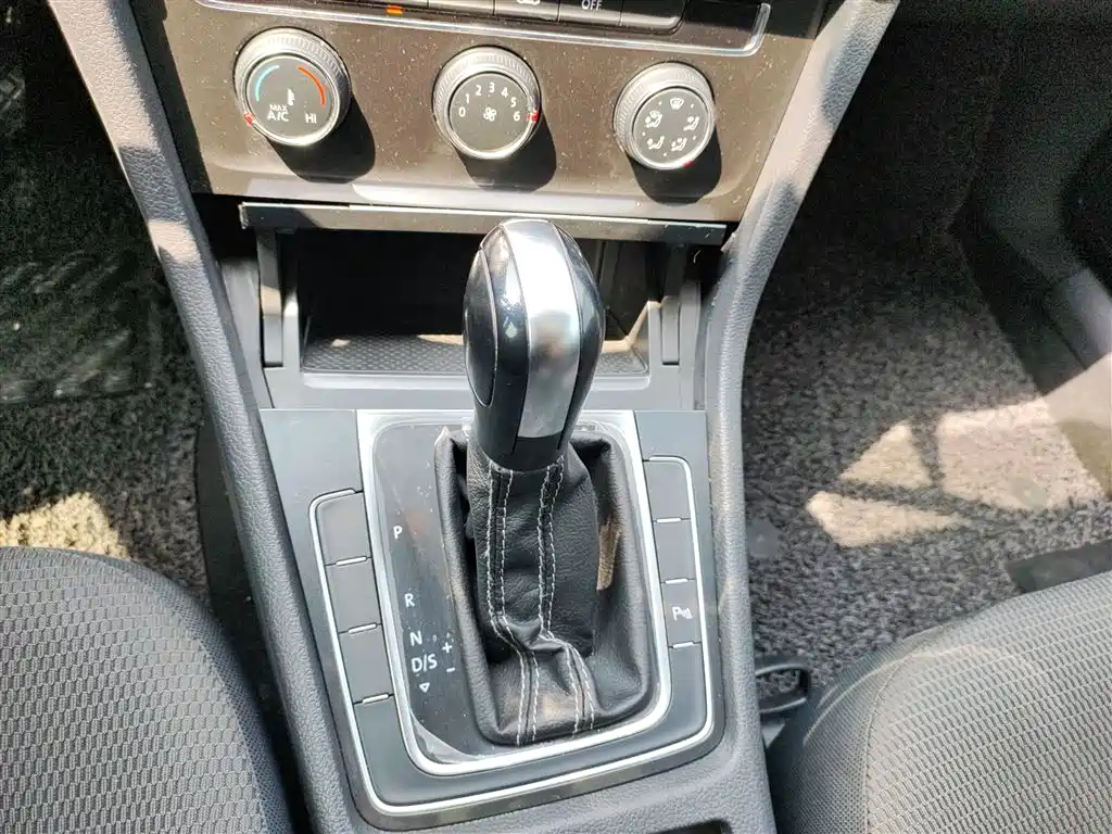 Volkswagen Golf 2017 1.6L Auto Comfort Millionth Edition фото 10