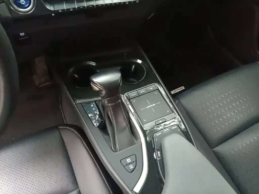 Фото 14 - Lexus UX