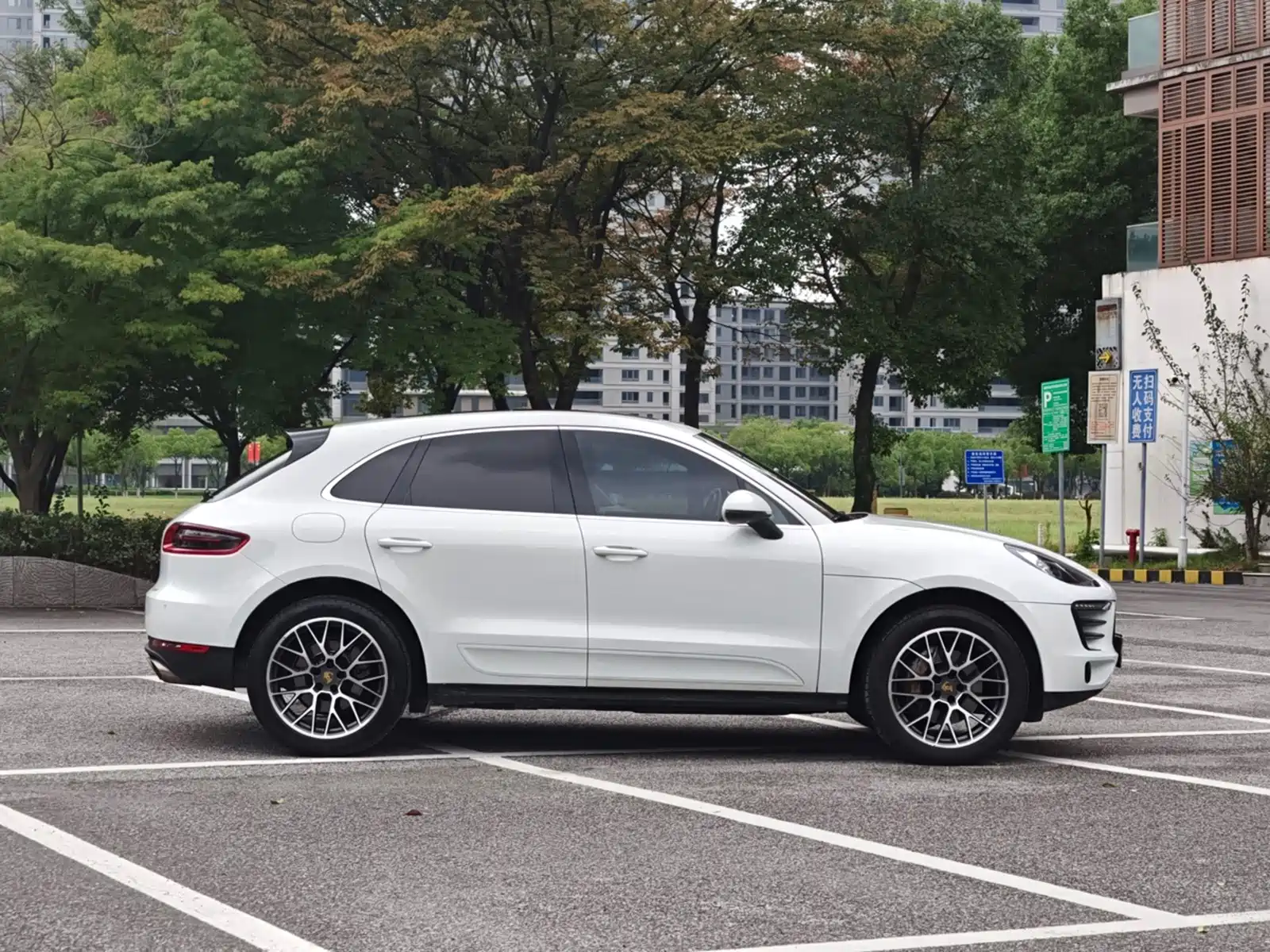 Photo 8 - Porsche Macan