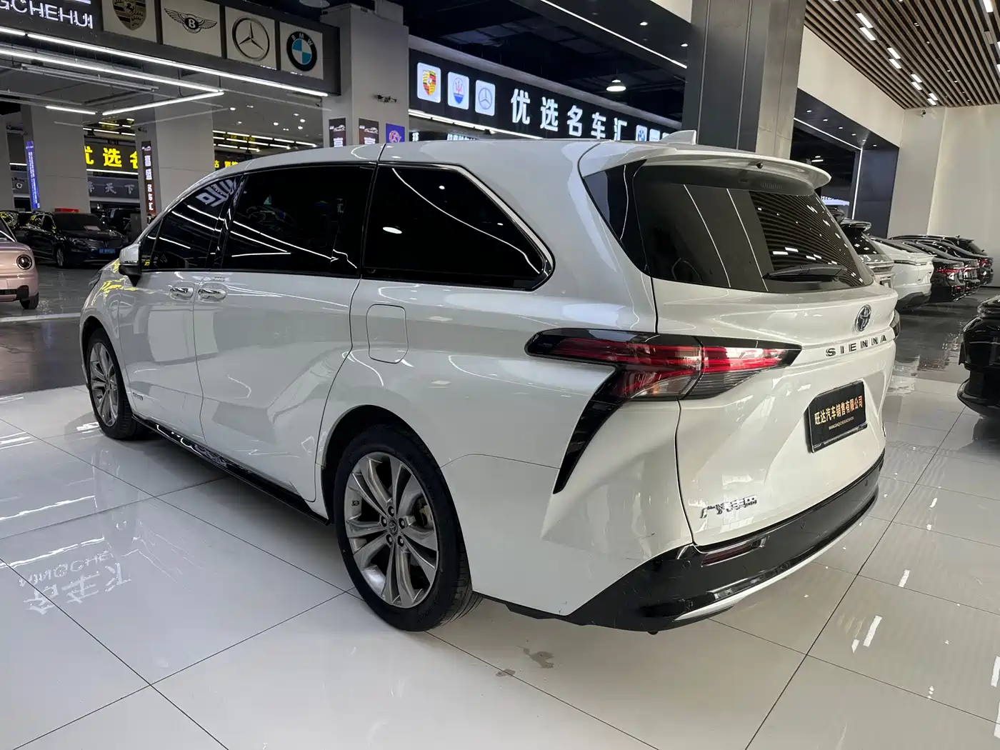 Toyota Sienna 2023 2.5L Hybrid Premium Edition фото 9
