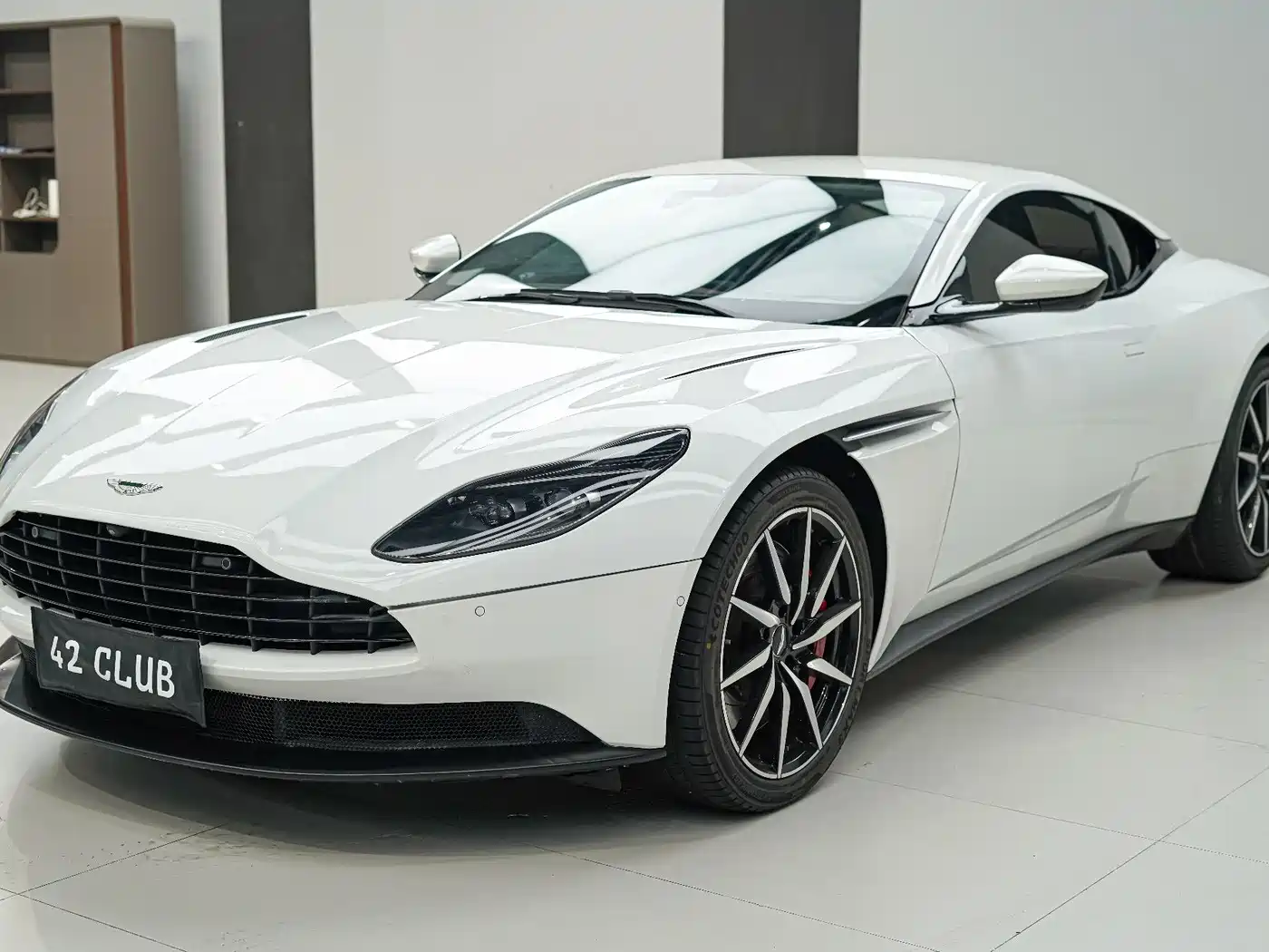 Aston Martin DB11 2020 4.0T V8 Coupe фото 2