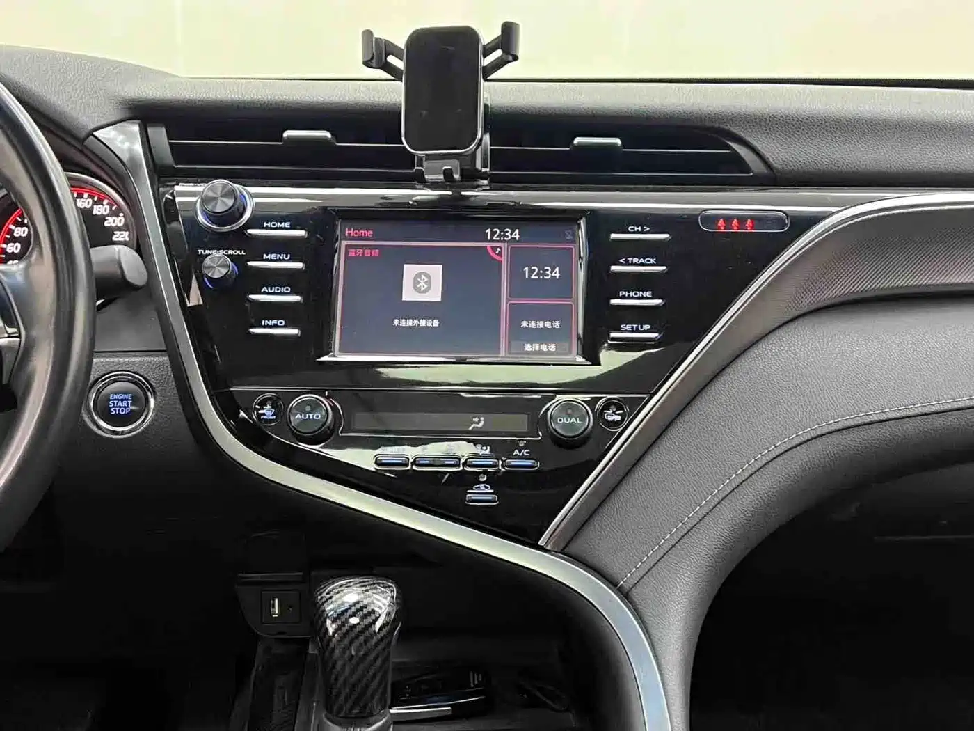 Фото 23 - Toyota Camry