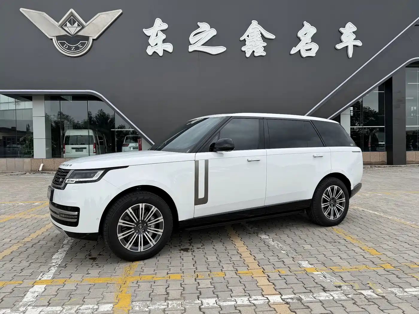 Land Rover Range Rover 2023 3.0 L6 400PS Golden Age 7-Seater Long Wheelbase