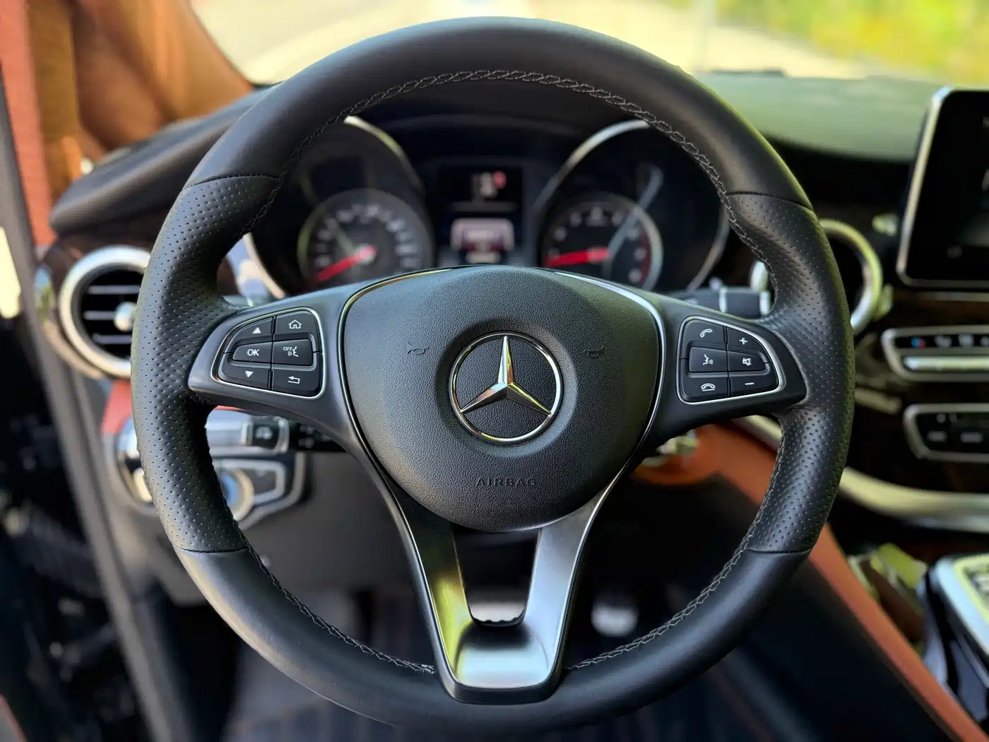 Mercedes-Benz V-Class 2017 Model V 260 L Premium Extended Edition фото 13