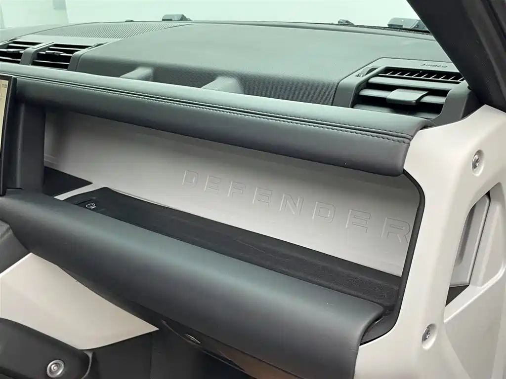 Land Rover Defender 2024 110 3.0T P400 XS фото 25