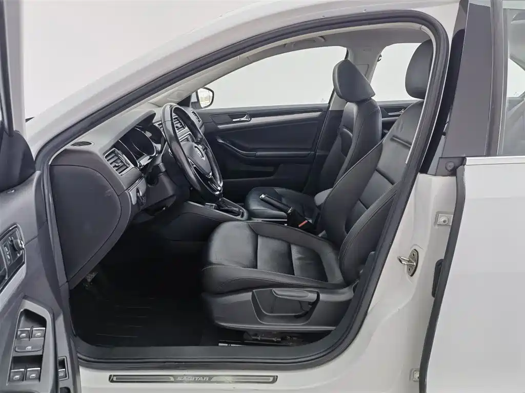 Volkswagen Sagitar 2018 280TSI DSG Spark Edition фото 10