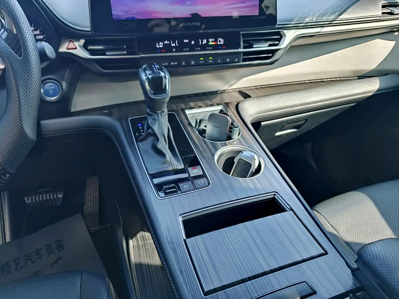 Toyota Granvia 2023 2.5L Hybrid VIP Edition фото 13