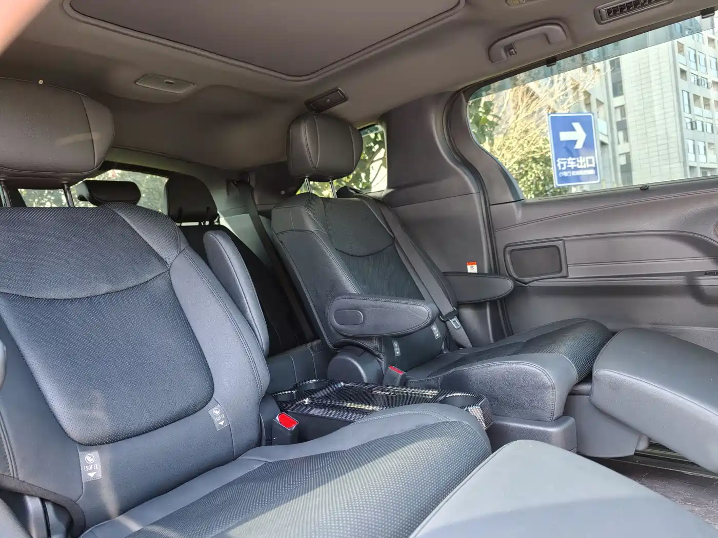 Toyota Granvia 2023 2.5L Hybrid VIP Edition фото 19