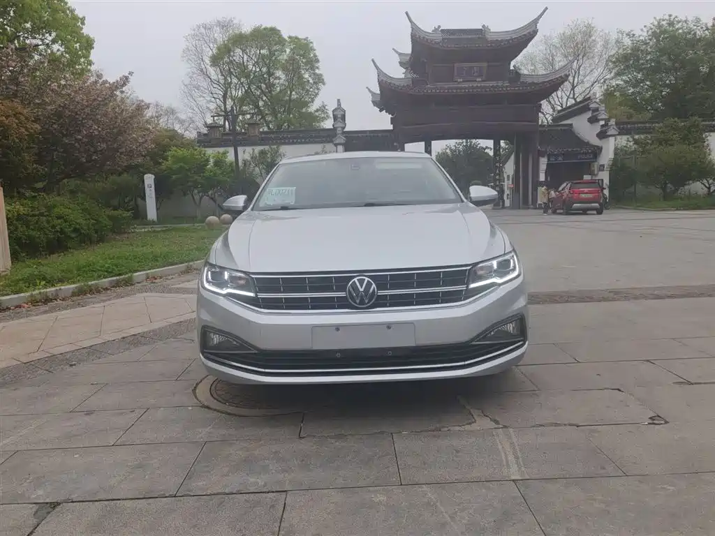 VOLKSWAGEN BORA
