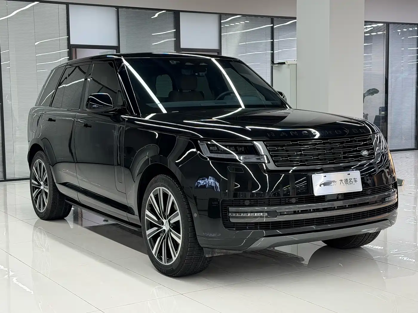 Land Rover Range Rover 2023 3.0 L6 360PS Golden Age Edition фото 3