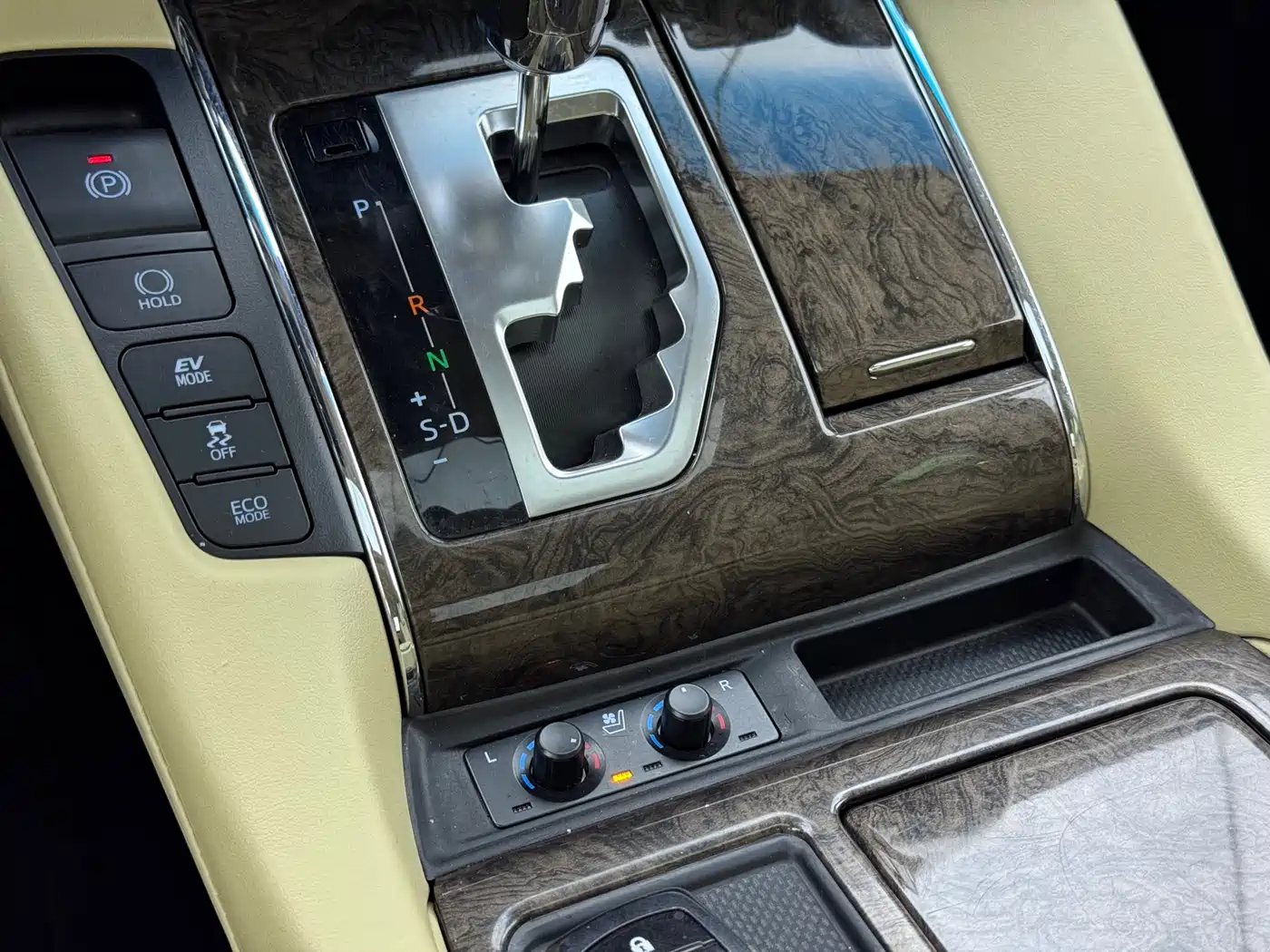 Toyota Vellfire 2019 Hybrid 2.5L HV Premium Edition фото 8
