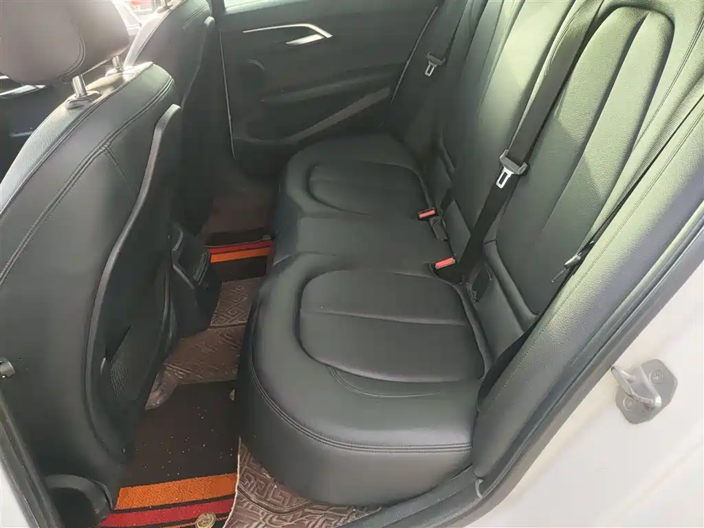 BMW 1 Series 2018 118i Sport Edition фото 17