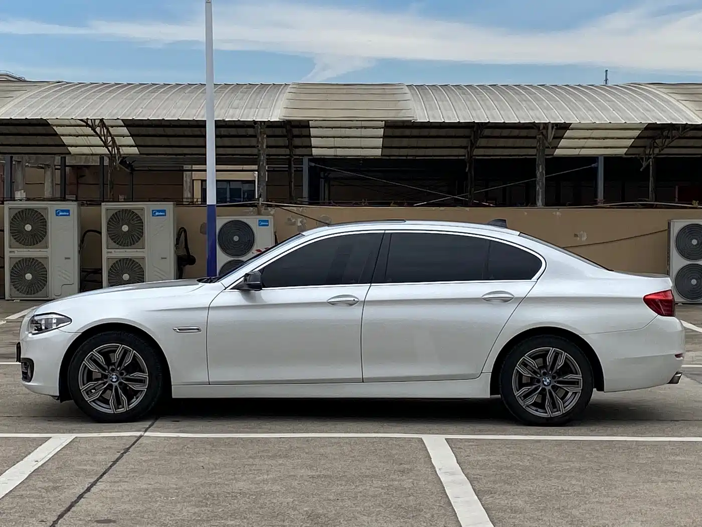 BMW 5 Series 2015 535Li Leading фото 4