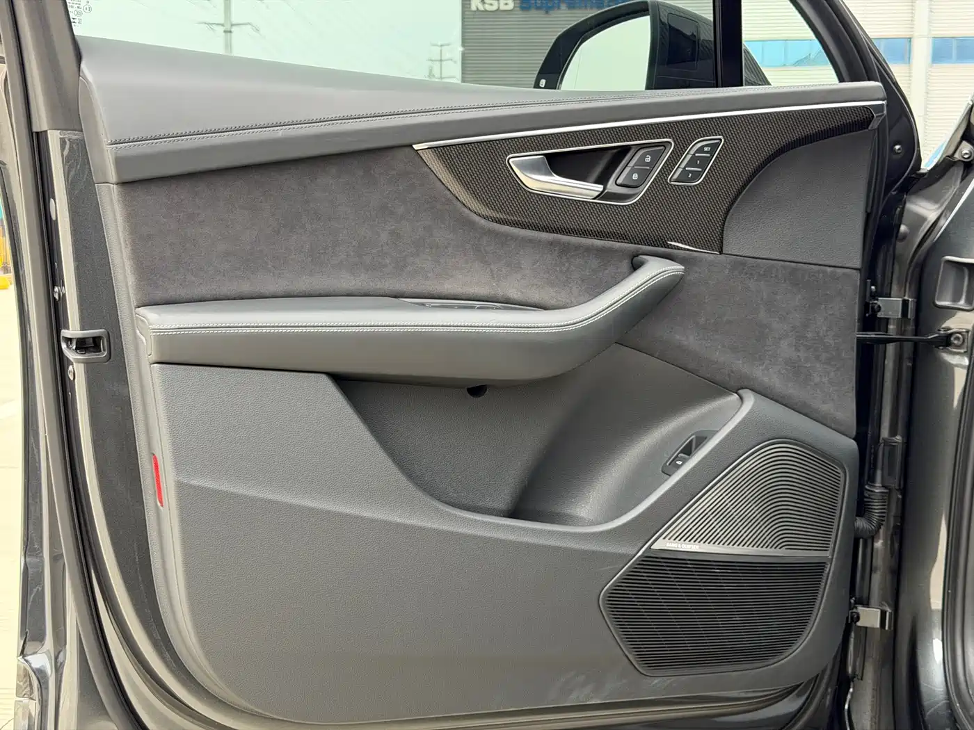 Audi SQ7 2024 4.0 TFSI Dark Knight Edition фото 17