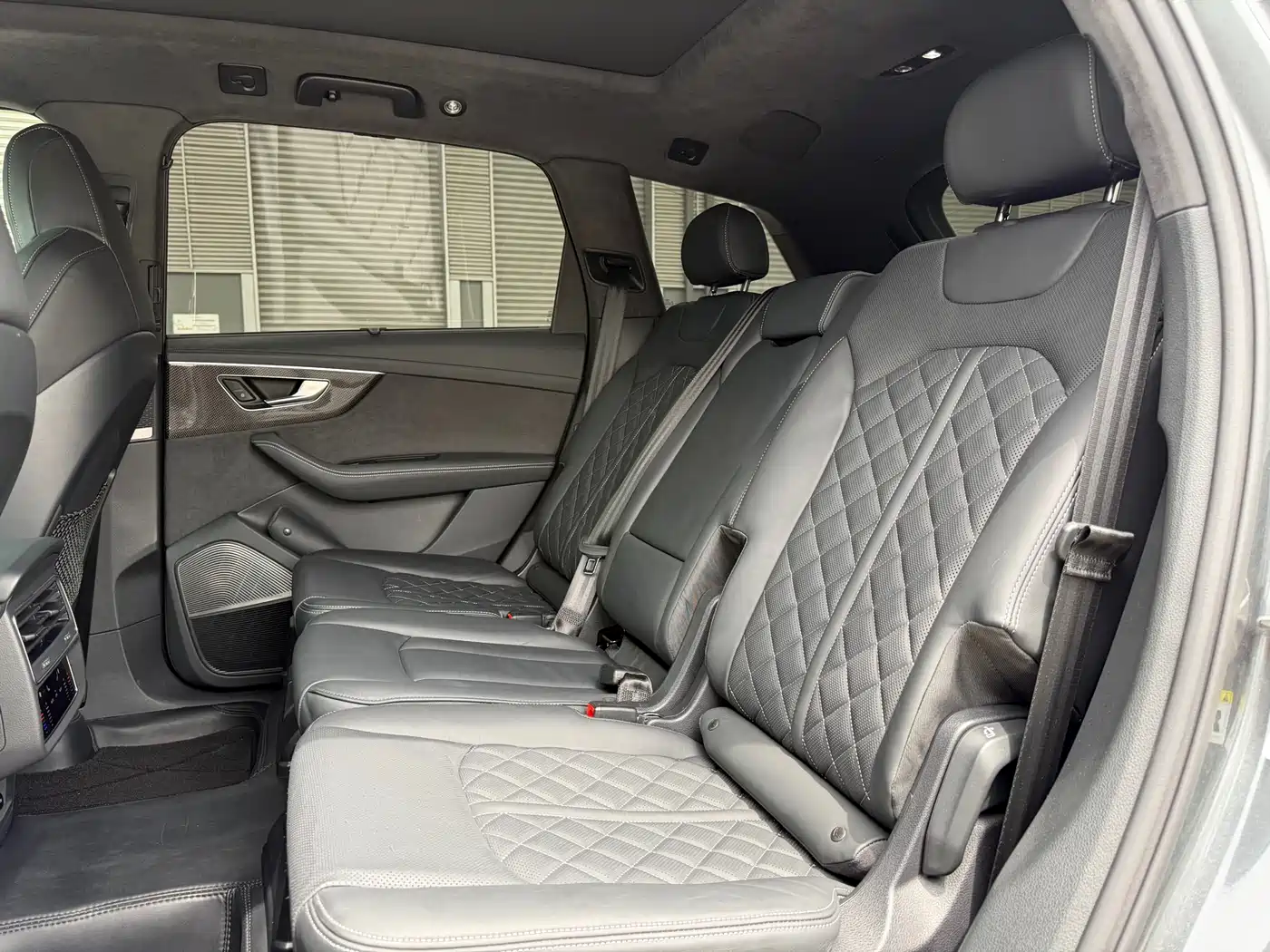 Audi SQ7 2024 4.0 TFSI Dark Knight Edition фото 9