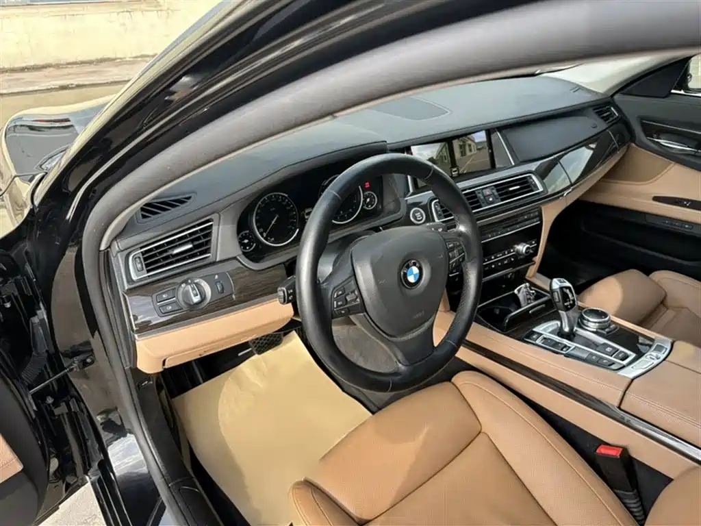 BMW 7 Series 2013 Model 730Li Luxury фото 4