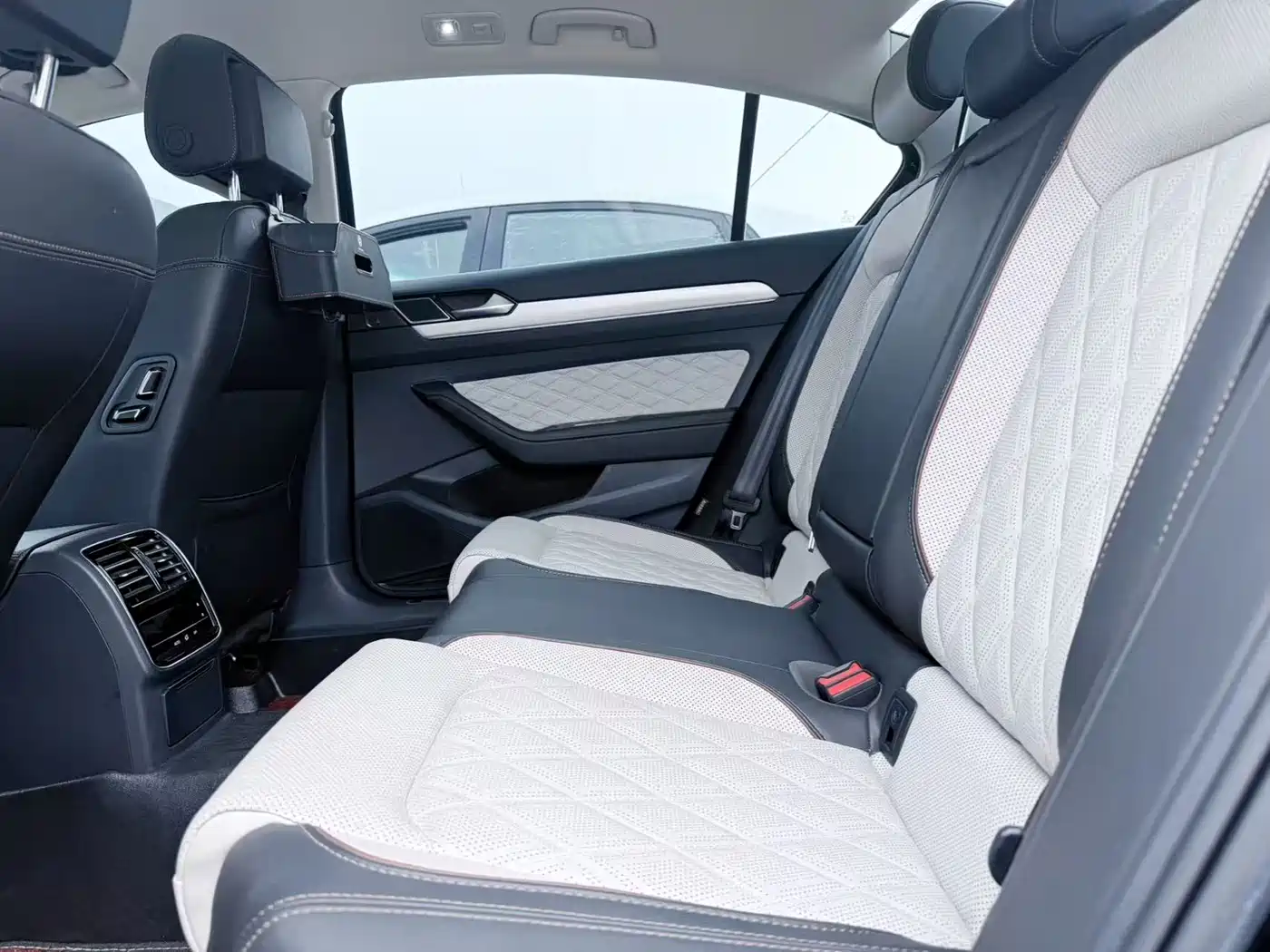Volkswagen Magotan 2023 Model 2 Million Commemorative Edition 330TSI DSG Luxury фото 8