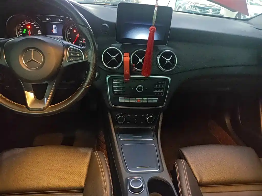 Mercedes-Benz GLA 2018 GLA 200 Dynamic фото 9