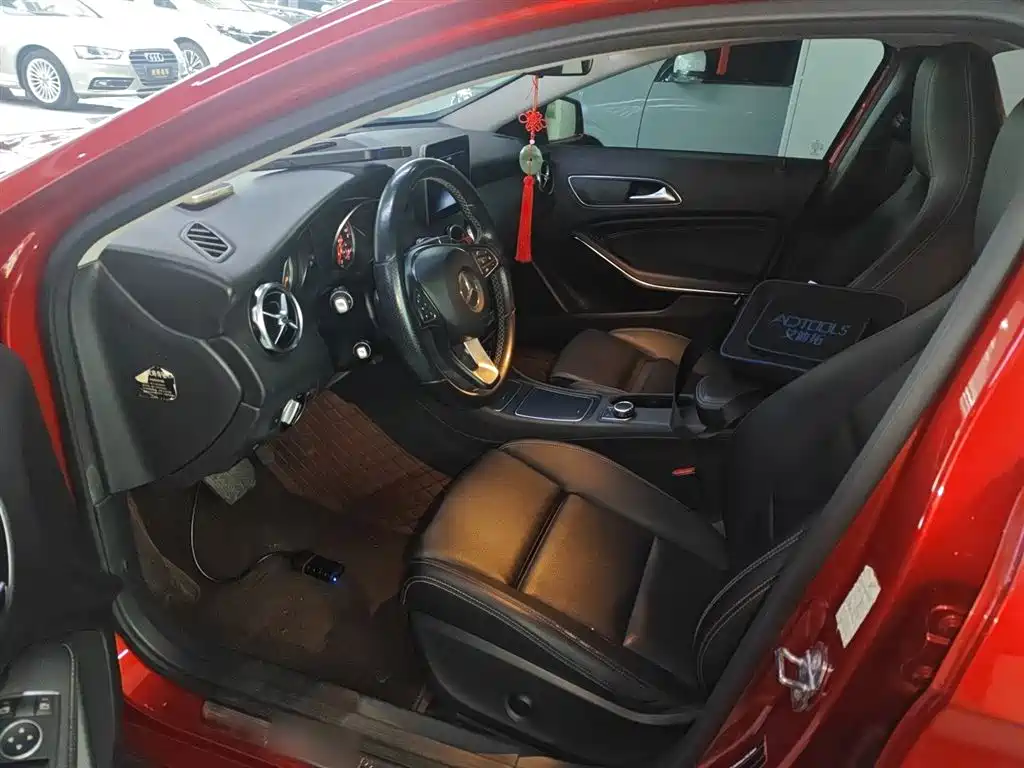 Mercedes-Benz GLA 2018 GLA 200 Dynamic фото 11