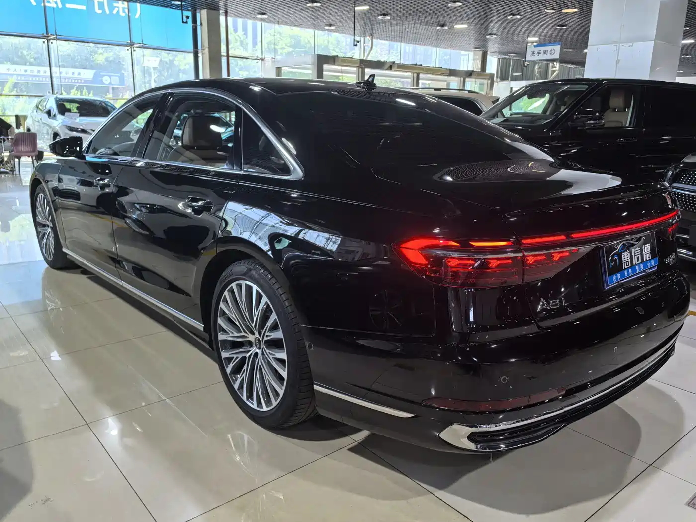 Audi A8 2023 A8L 50 TFSI quattro Premium фото 23