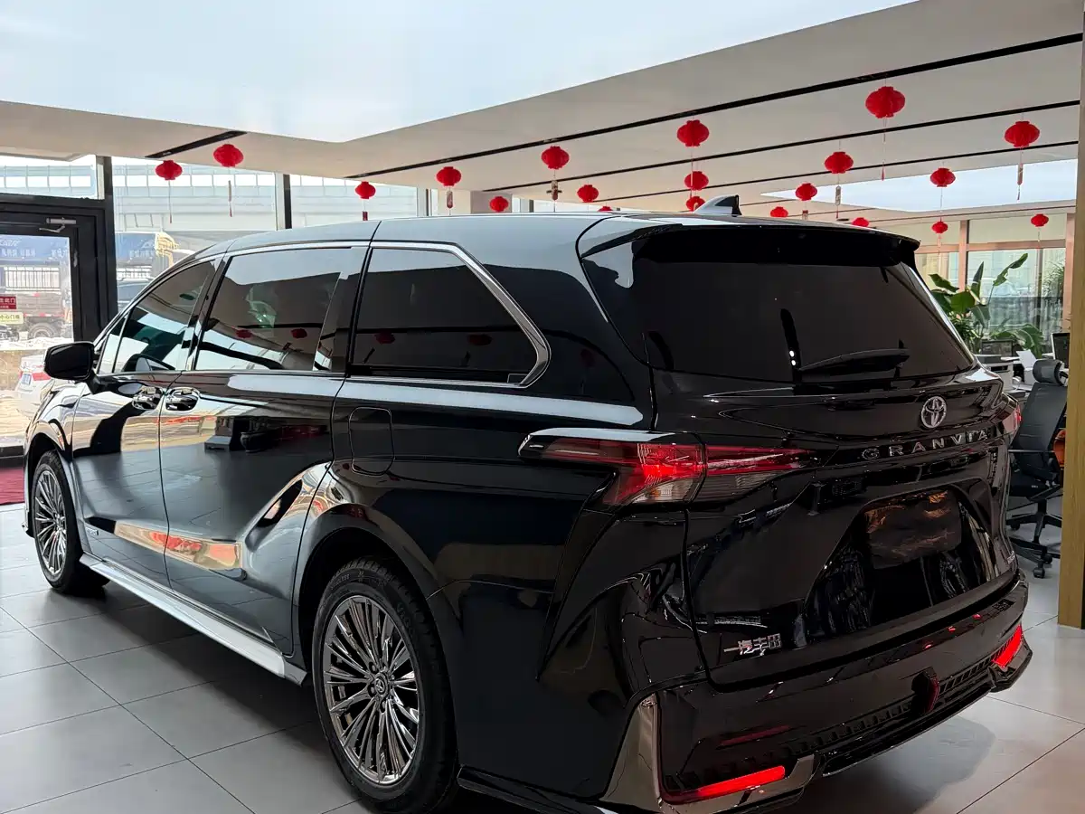 Toyota Granvia 2024 2.5L Hybrid Comfort фото 5