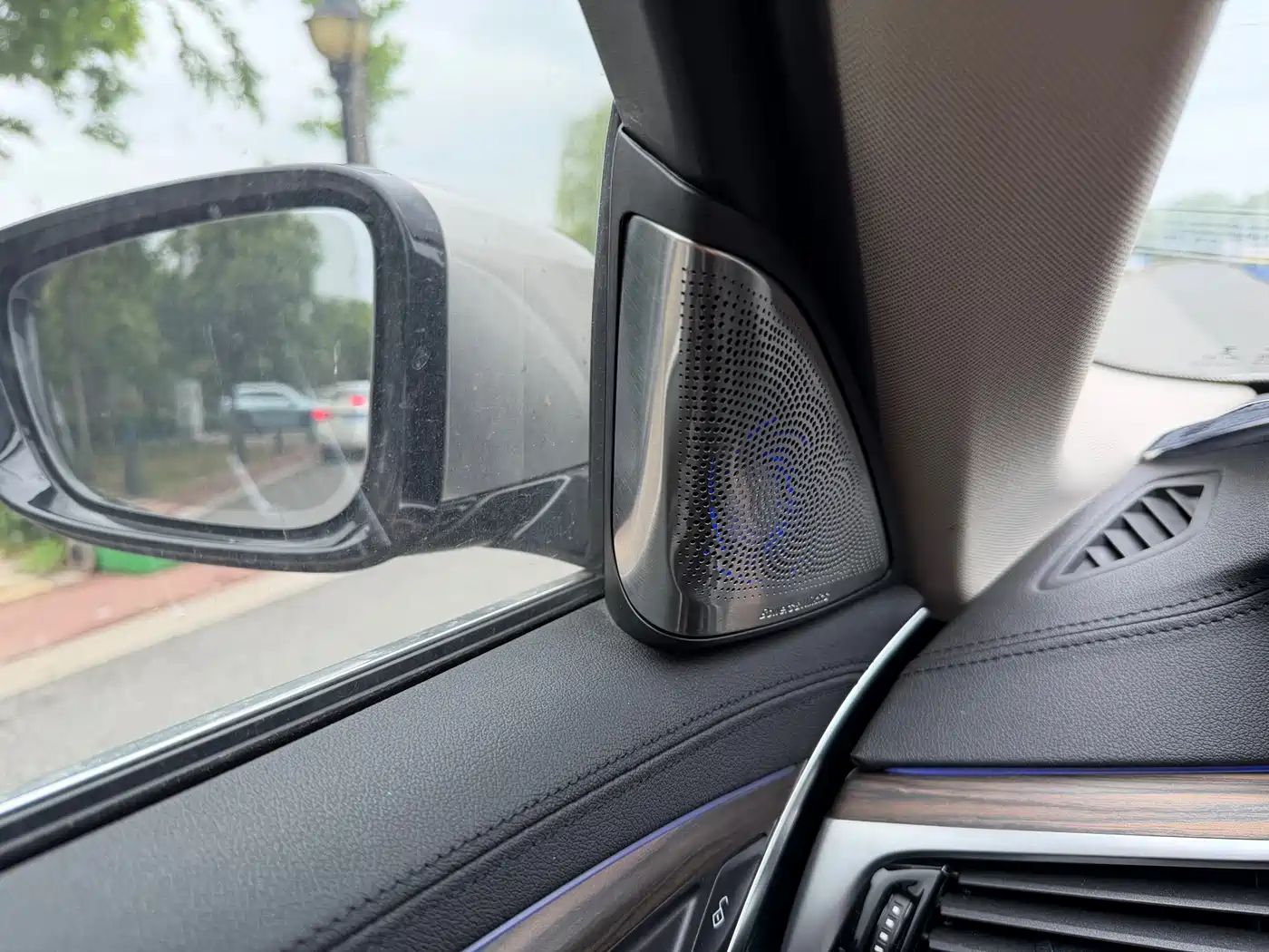 BMW 5 Series New Energy 2019 530Le Luxury Package фото 12