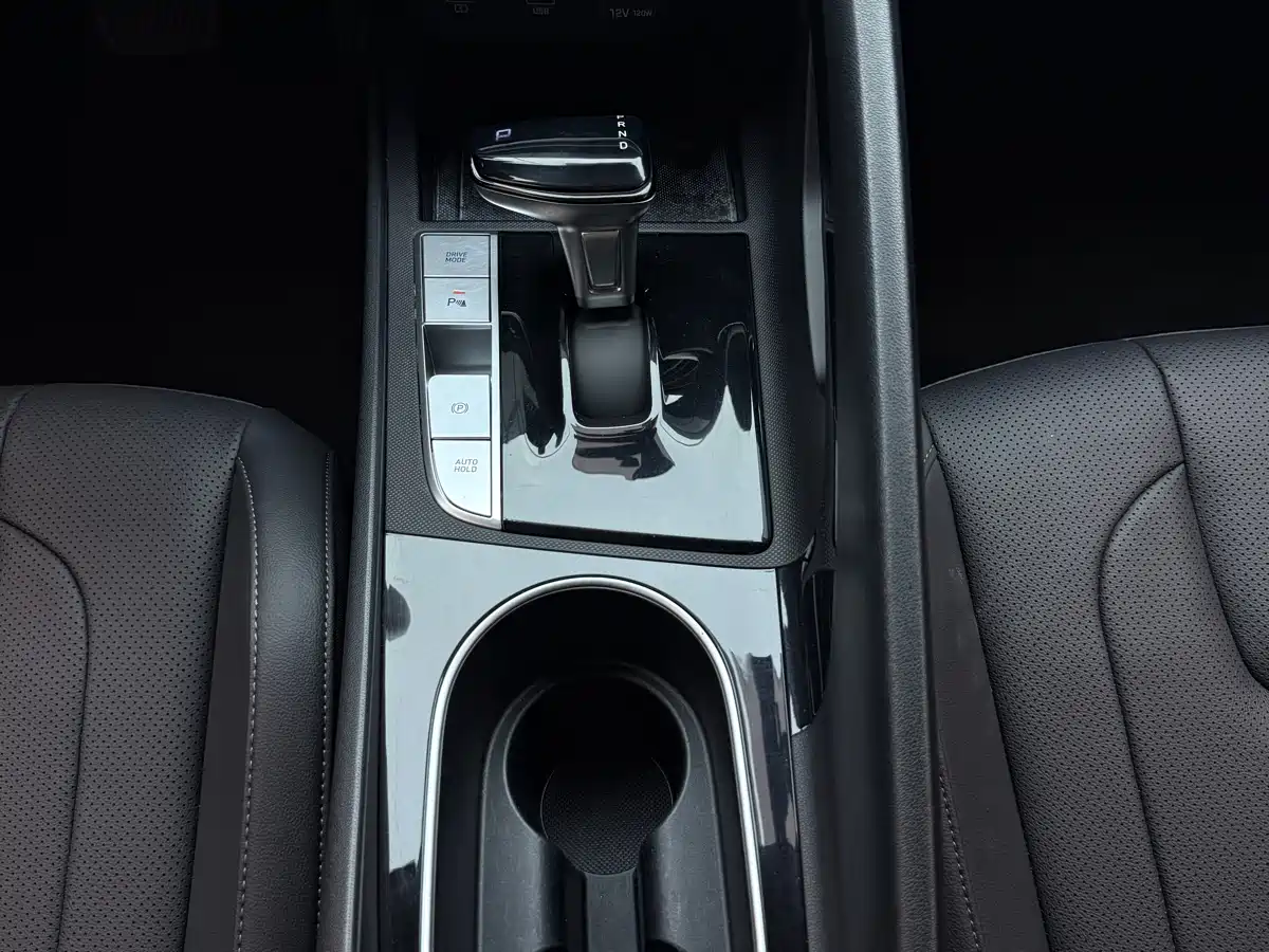 Hyundai Elantra 2022 1.5L CVT LUX Premium Edition фото 9