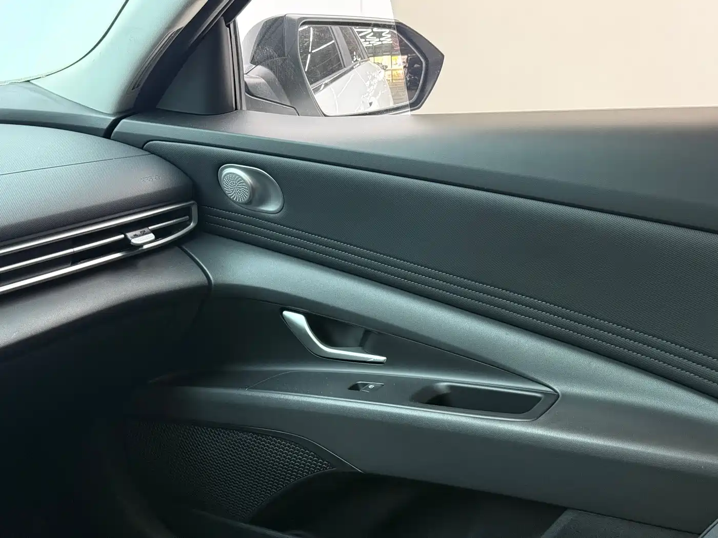 Hyundai Elantra 2022 1.5L CVT LUX Premium Edition фото 11