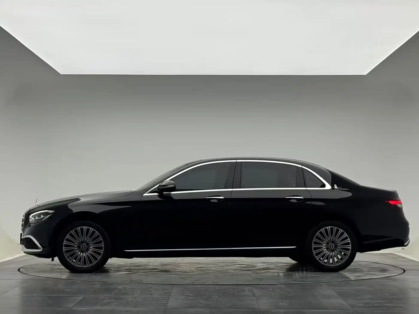 Mercedes-Benz E-Class 2022 E 300 L Fashion фото 4