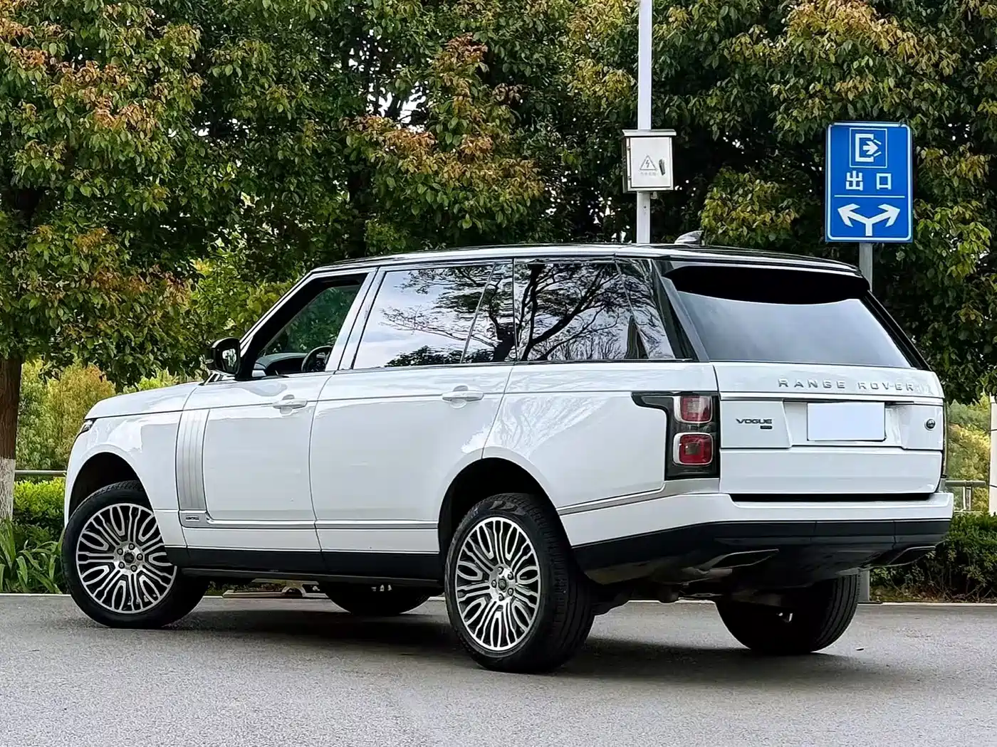 Land Rover Range Rover 2020 3.0 L6 Heritage Extended Edition фото 6