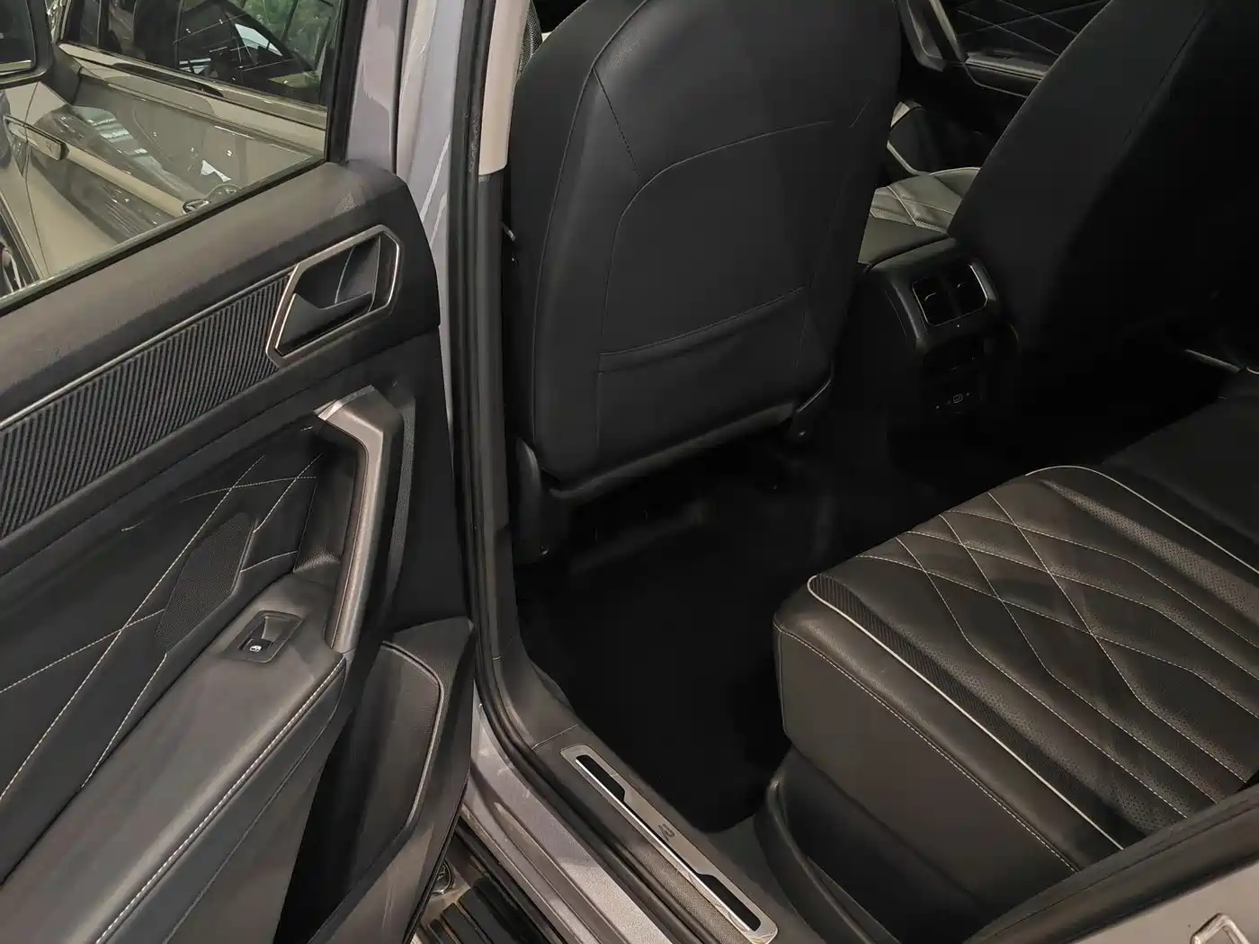 Volkswagen Tiguan L 2022 330TSI Auto 2WD R-Line Premium Edition фото 5