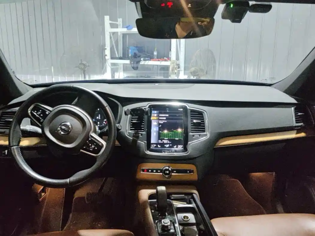 VOLVO XC90