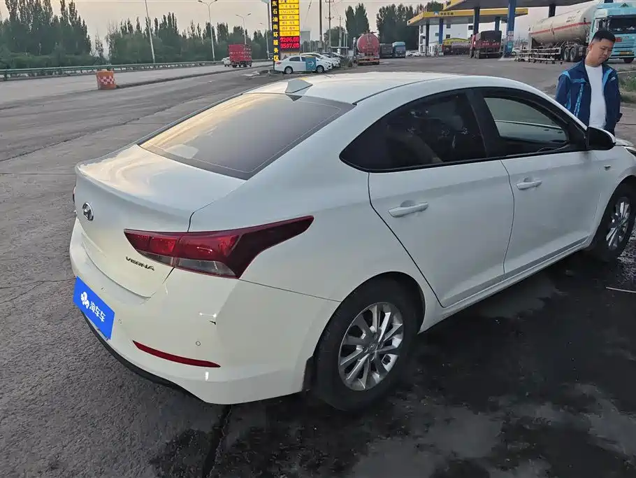 Hyundai Verna 2016 1.4L Manual Cool Edition GLS фото 3