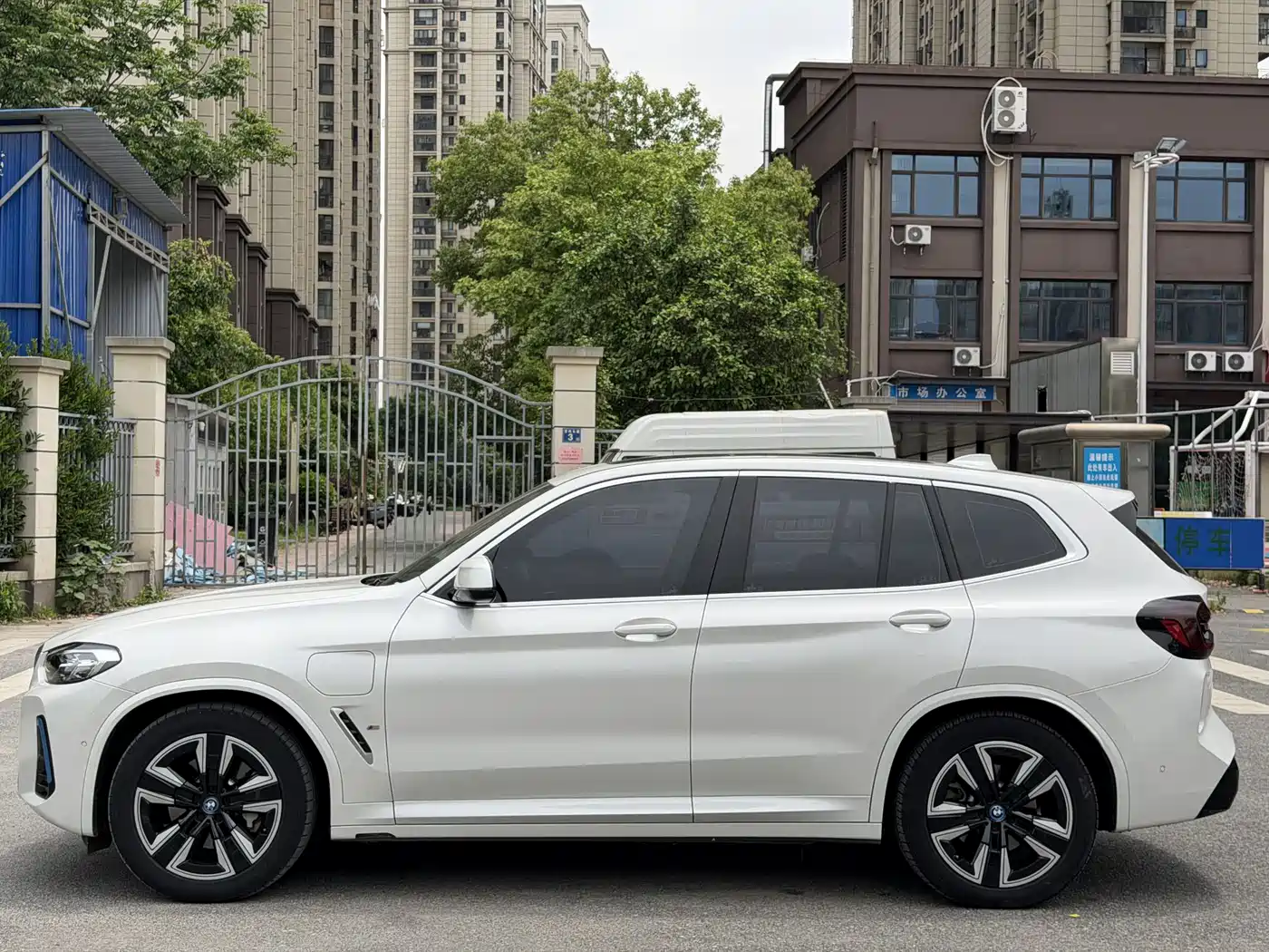 BMW iX3 2022 Leading Edition фото 3