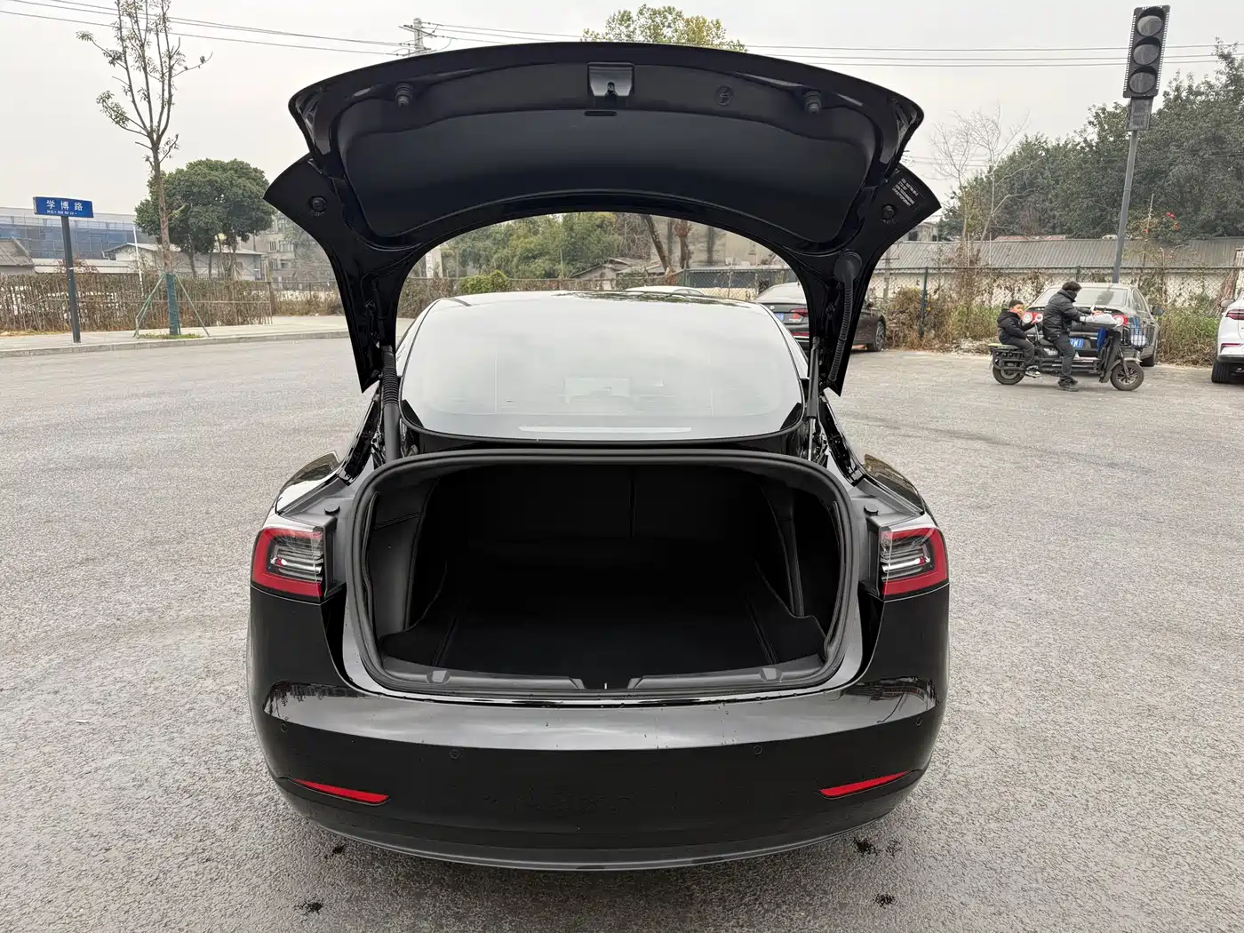 TESLA MODEL 3