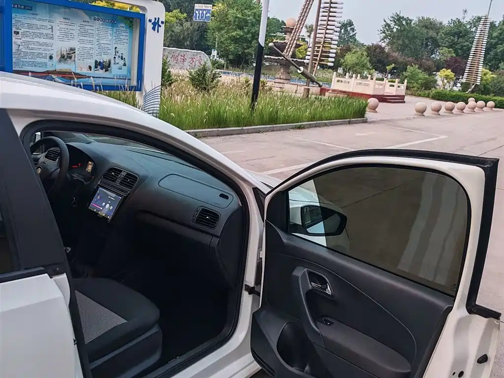 Volkswagen Polo 2016 1.4L Manual Trend фото 16