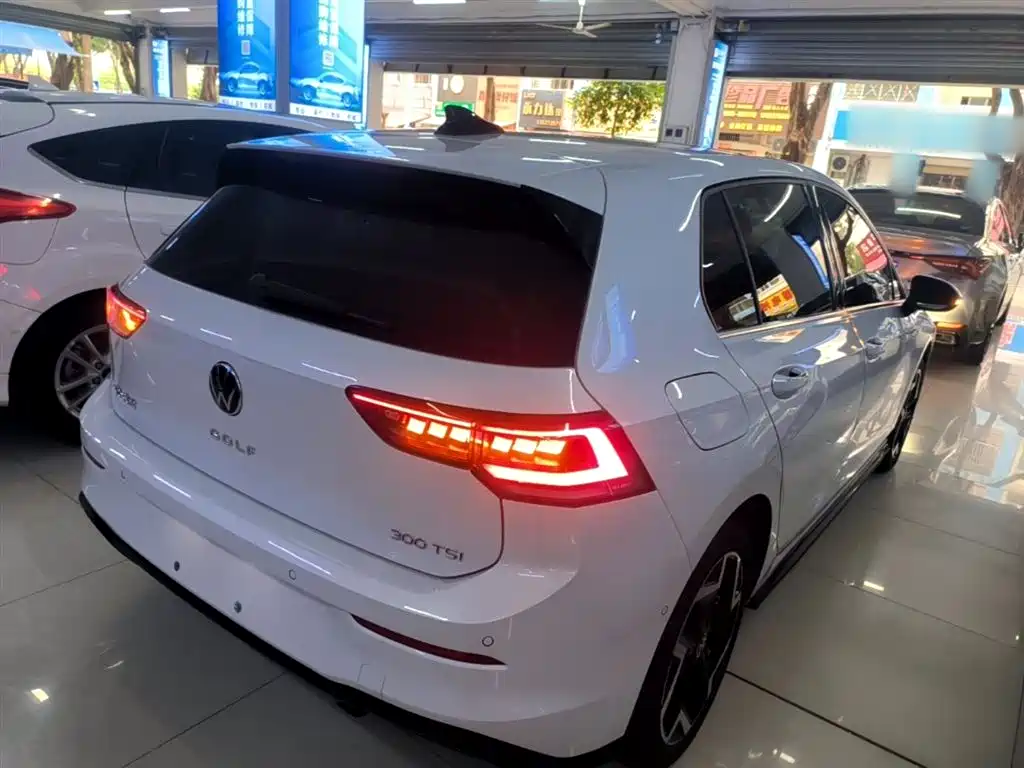 Volkswagen Golf 2025 300TSI R-Line фото 7
