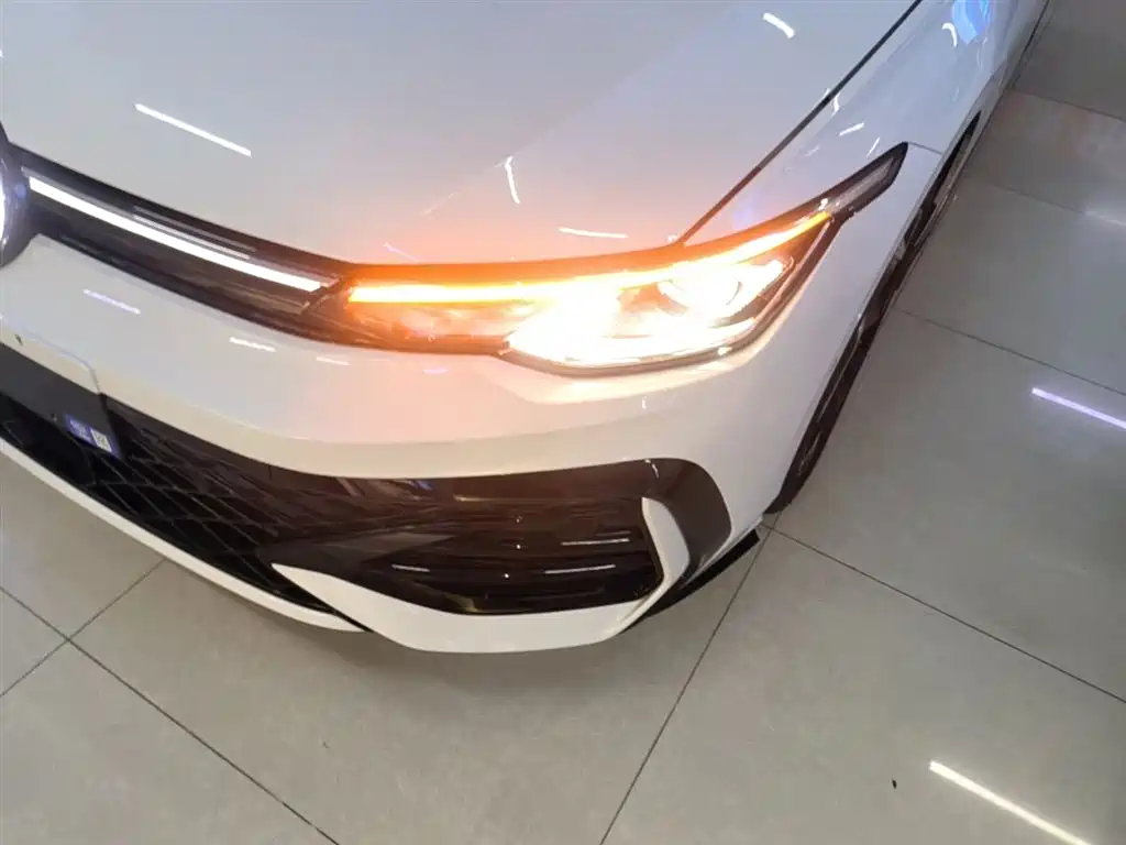 Volkswagen Golf 2025 300TSI R-Line фото 24