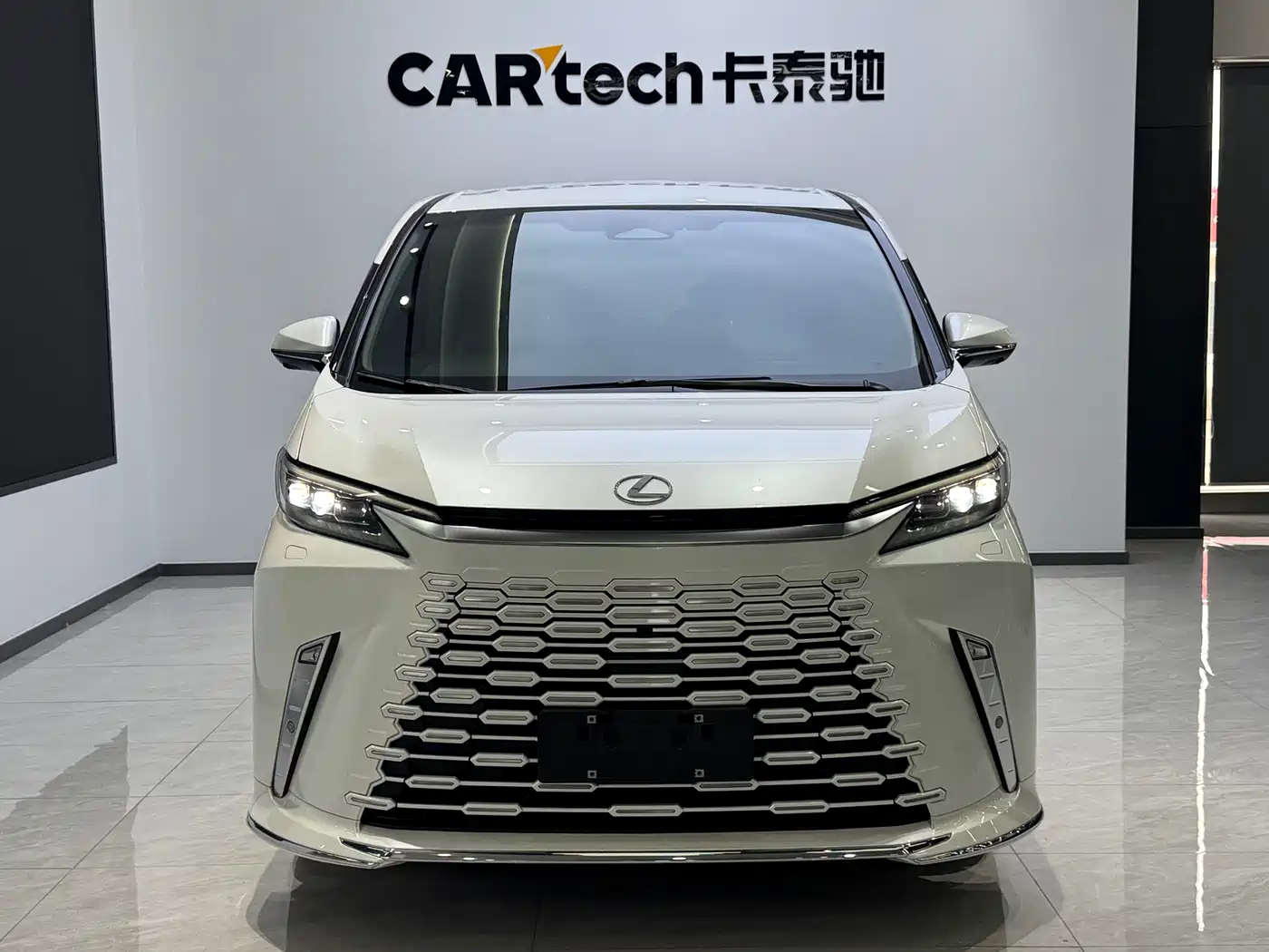 Lexus LM 2023 350h 7-Seater Elegance Edition фото 2
