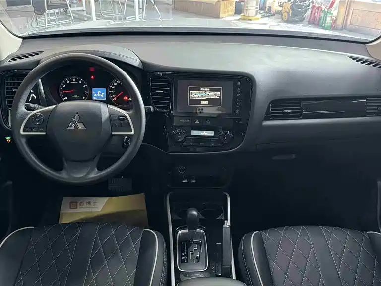 MITSUBISHI OUTLANDER