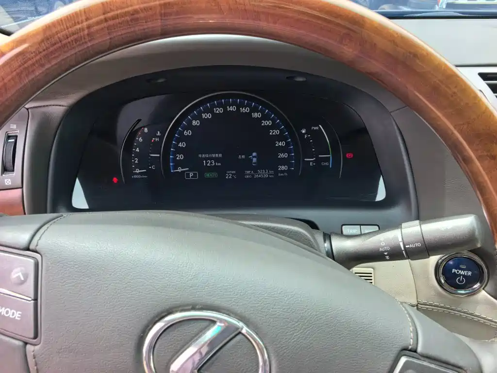 Фото 16 - Lexus LS