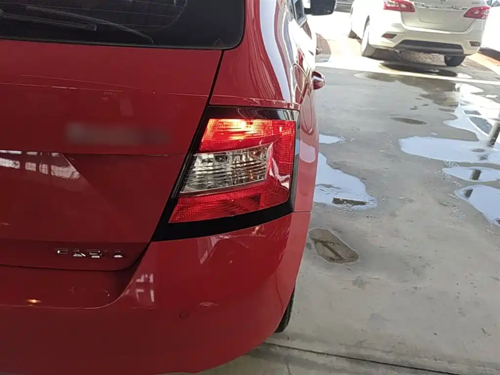 Škoda Fabia 2016 1.4L Automatic Car Enjoy Edition фото 8