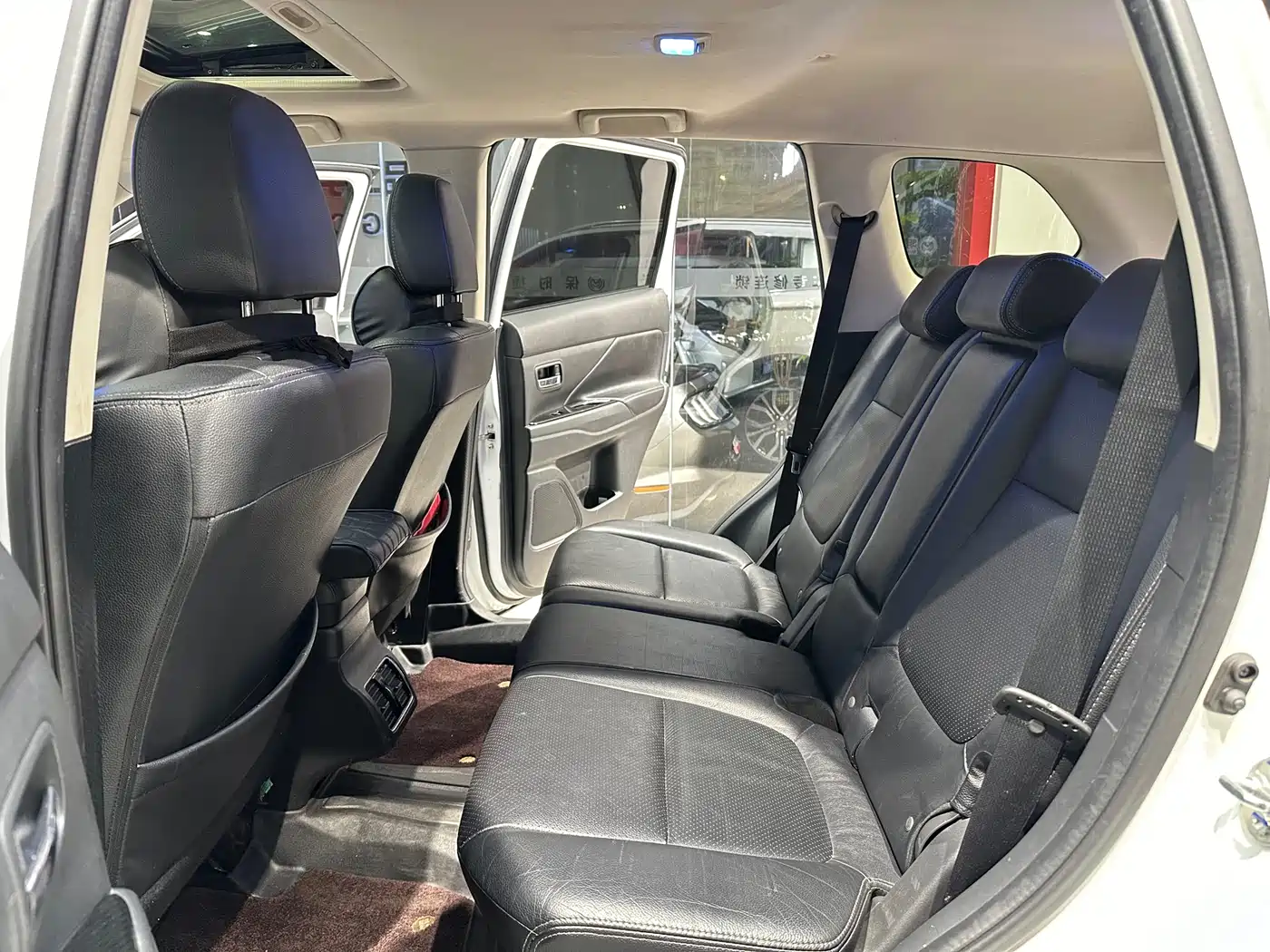 MITSUBISHI OUTLANDER